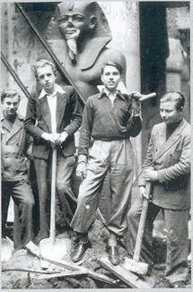 Foto: Sch&uuml;ler bei Bergungsarbeiten